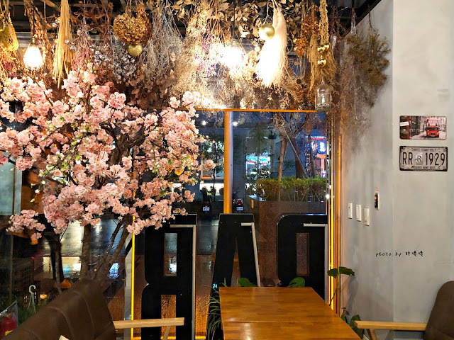 【台北 內湖】Mastro Cafe🔱內湖科學園區附近的美式餐酒館，空間寬敞舒適，肉品滋味啵兒棒，鮮奶油融雪蛋糕也口味也很棒，燈光美、氣氛佳的用餐好場所😉
