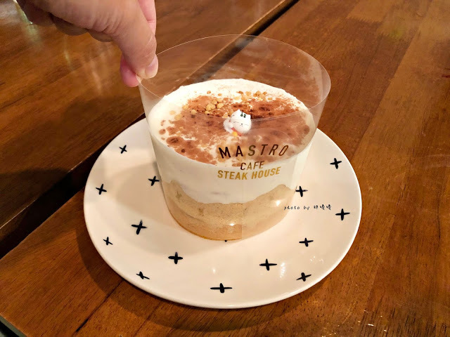 【台北 內湖】Mastro Cafe🔱內湖科學園區附近的美式餐酒館，空間寬敞舒適，肉品滋味啵兒棒，鮮奶油融雪蛋糕也口味也很棒，燈光美、氣氛佳的用餐好場所😉