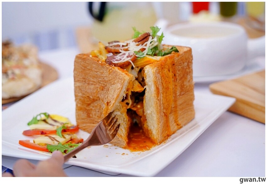 台中2D漫畫餐廳又一間！不限時、不收服務費，還有好吃下午茶～