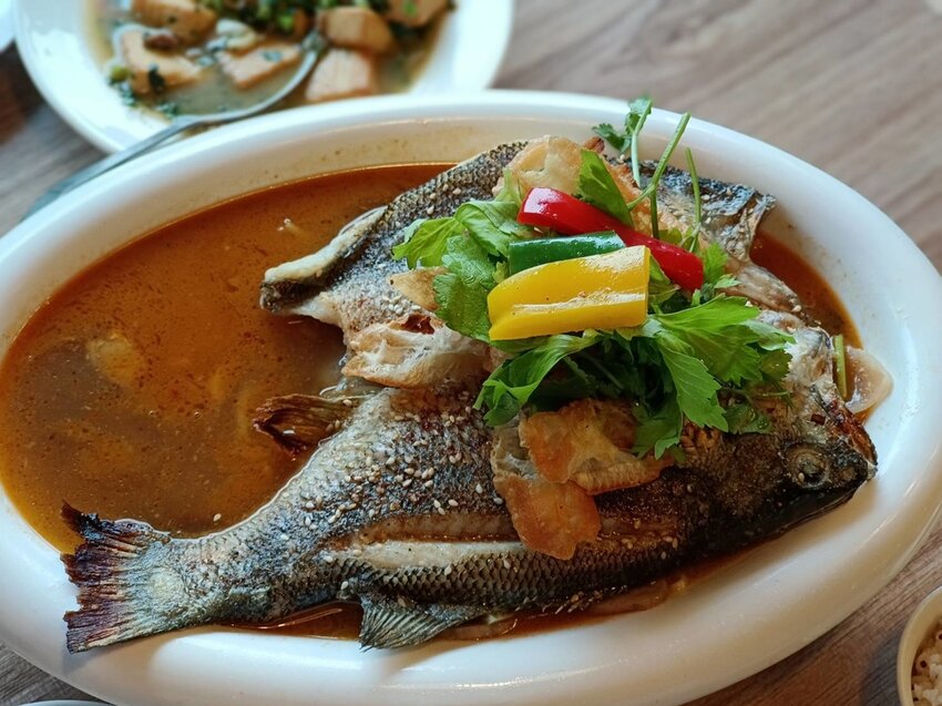 【新北.烏來】于烤魚家常創意料理。于冠華現場隨意駐唱。寵物友善+烤魚+魚子醬法式麵包+于家豆腐