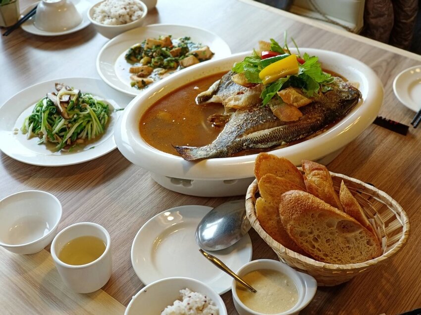 【新北.烏來】于烤魚家常創意料理。于冠華現場隨意駐唱。寵物友善+烤魚+魚子醬法式麵包+于家豆腐
