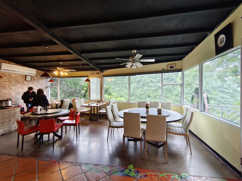 【新北.烏來】于烤魚家常創意料理。于冠華現場隨意駐唱。寵物友善+烤魚+魚子醬法式麵包+于家豆腐