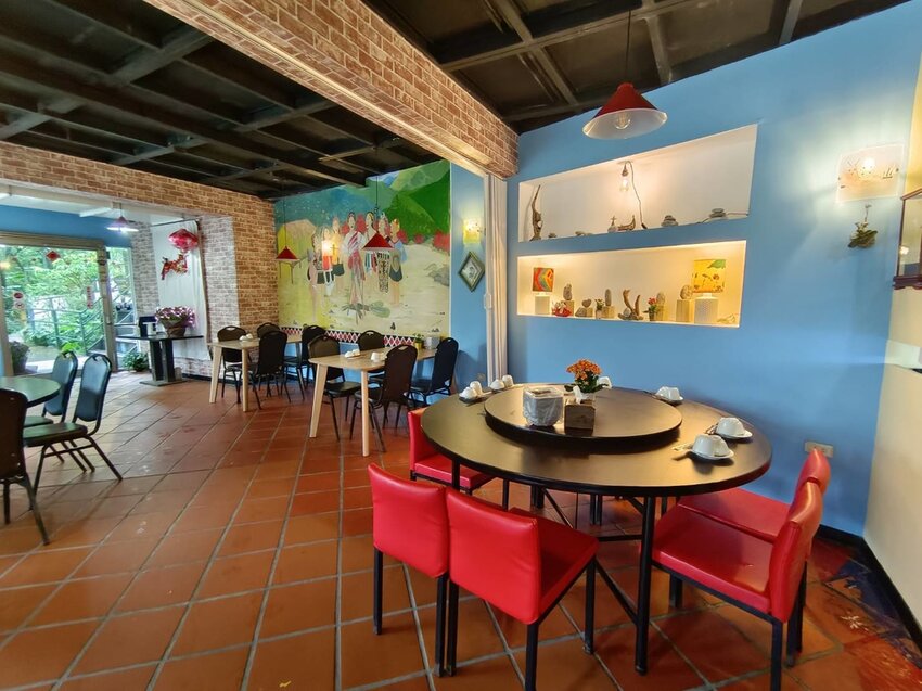 【新北.烏來】于烤魚家常創意料理。于冠華現場隨意駐唱。寵物友善+烤魚+魚子醬法式麵包+于家豆腐