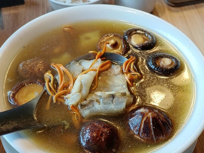 【新北.烏來】于烤魚家常創意料理。于冠華現場隨意駐唱。寵物友善+烤魚+魚子醬法式麵包+于家豆腐