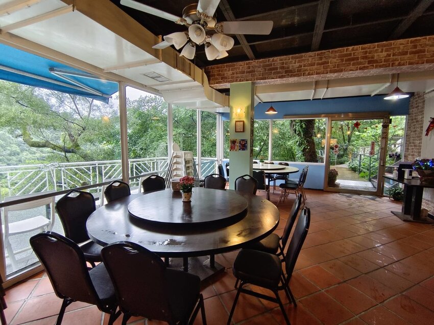 【新北.烏來】于烤魚家常創意料理。于冠華現場隨意駐唱。寵物友善+烤魚+魚子醬法式麵包+于家豆腐