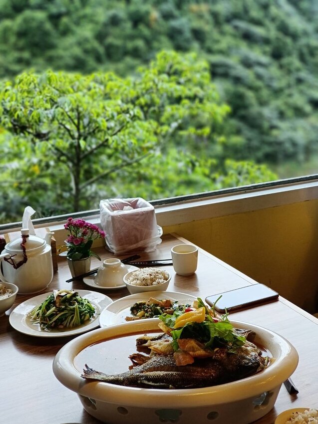 【新北.烏來】于烤魚家常創意料理。于冠華現場隨意駐唱。寵物友善+烤魚+魚子醬法式麵包+于家豆腐