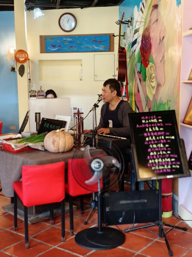 【新北.烏來】于烤魚家常創意料理。于冠華現場隨意駐唱。寵物友善+烤魚+魚子醬法式麵包+于家豆腐