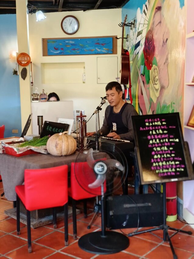 【新北.烏來】于烤魚家常創意料理。于冠華現場隨意駐唱。寵物友善+烤魚+魚子醬法式麵包+于家豆腐