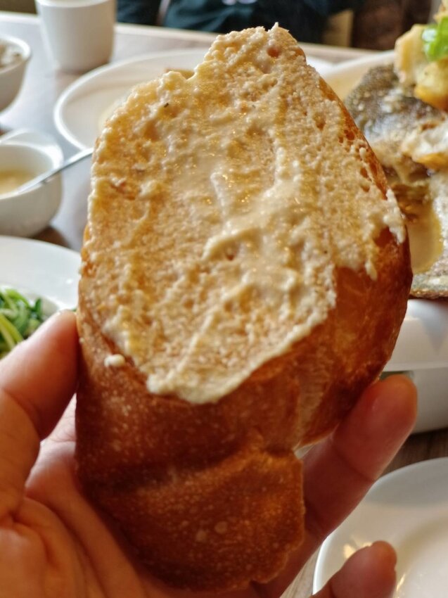 【新北.烏來】于烤魚家常創意料理。于冠華現場隨意駐唱。寵物友善+烤魚+魚子醬法式麵包+于家豆腐