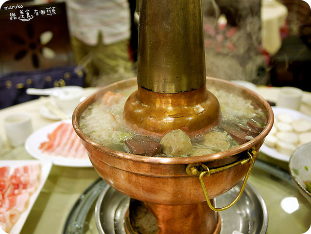 【暖呼呼火鍋】東北軒來自東北特色家鄉菜與酸菜白肉鍋享受大口吃肉的一餐。台北中山區