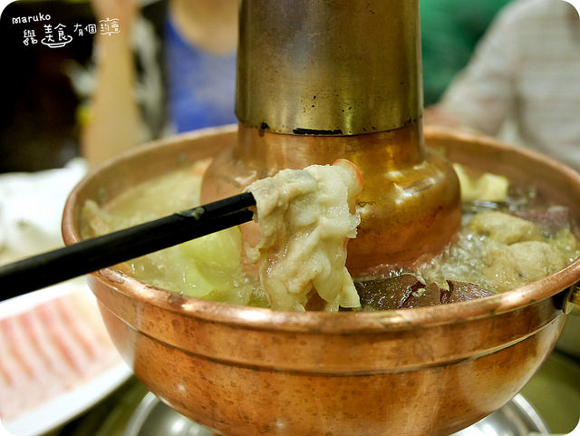 【暖呼呼火鍋】東北軒來自東北特色家鄉菜與酸菜白肉鍋享受大口吃肉的一餐。台北中山區