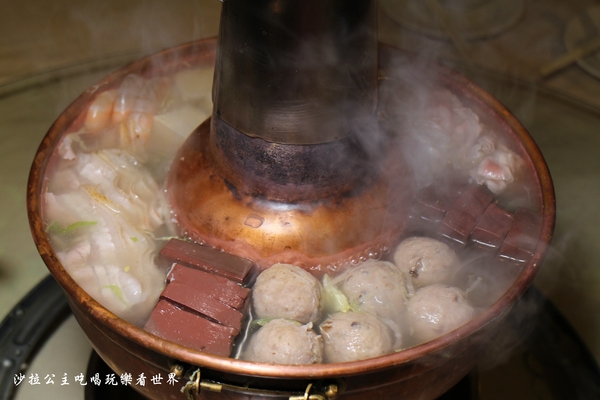 東北軒酸菜白肉鍋：中山區正宗哈爾濱東北菜『東北軒酸菜白肉鍋』圍爐/火鍋/殺豬菜/捷運松江南京站