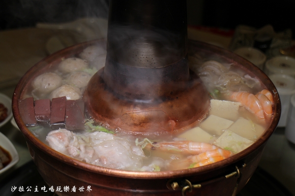 東北軒酸菜白肉鍋：中山區正宗哈爾濱東北菜『東北軒酸菜白肉鍋』圍爐/火鍋/殺豬菜/捷運松江南京站