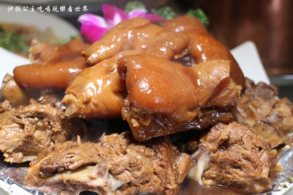 東北軒酸菜白肉鍋：中山區正宗哈爾濱東北菜『東北軒酸菜白肉鍋』圍爐/火鍋/殺豬菜/捷運松江南京站