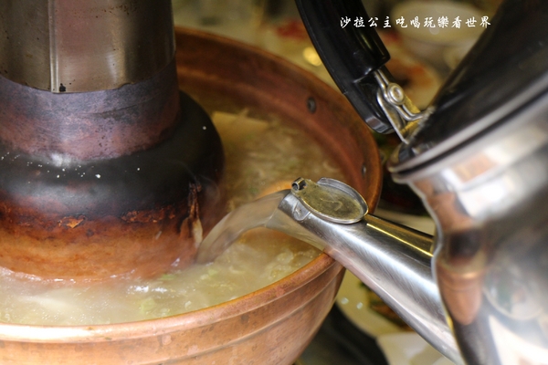 東北軒酸菜白肉鍋：中山區正宗哈爾濱東北菜『東北軒酸菜白肉鍋』圍爐/火鍋/殺豬菜/捷運松江南京站