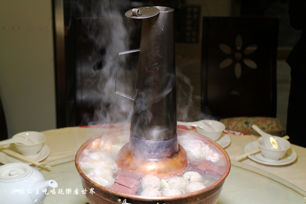 東北軒酸菜白肉鍋：中山區正宗哈爾濱東北菜『東北軒酸菜白肉鍋』圍爐/火鍋/殺豬菜/捷運松江南京站