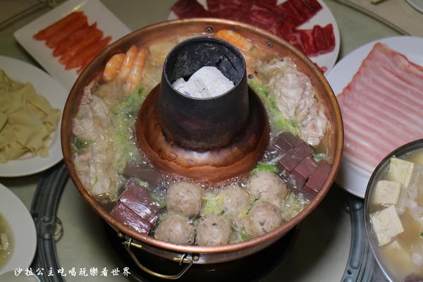 東北軒酸菜白肉鍋：中山區正宗哈爾濱東北菜『東北軒酸菜白肉鍋』圍爐/火鍋/殺豬菜/捷運松江南京站