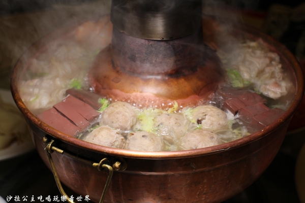 東北軒酸菜白肉鍋：中山區正宗哈爾濱東北菜『東北軒酸菜白肉鍋』圍爐/火鍋/殺豬菜/捷運松江南京站