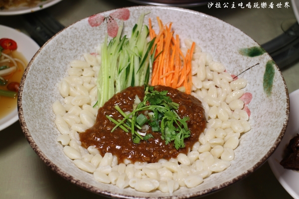 東北軒酸菜白肉鍋：中山區正宗哈爾濱東北菜『東北軒酸菜白肉鍋』圍爐/火鍋/殺豬菜/捷運松江南京站