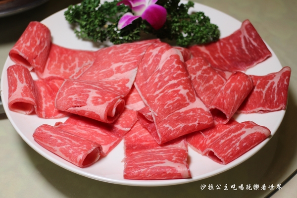 東北軒酸菜白肉鍋：中山區正宗哈爾濱東北菜『東北軒酸菜白肉鍋』圍爐/火鍋/殺豬菜/捷運松江南京站