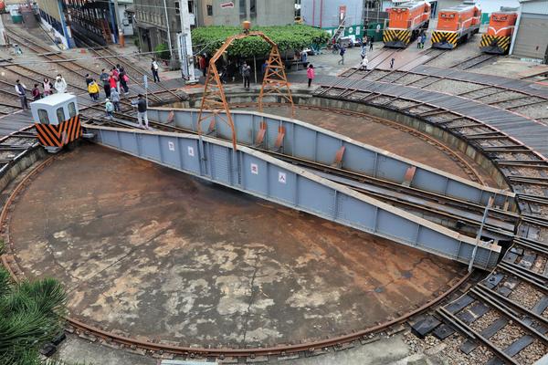 彰化扇形車站:【彰化市景點】扇形車庫~彰化僅存全台唯一,360度超大轉向盤的調度,火車迷必追景點