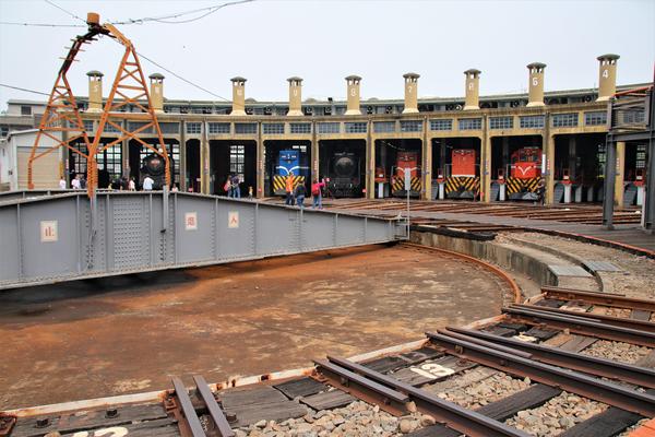 彰化扇形車站:【彰化市景點】扇形車庫~彰化僅存全台唯一,360度超大轉向盤的調度,火車迷必追景點