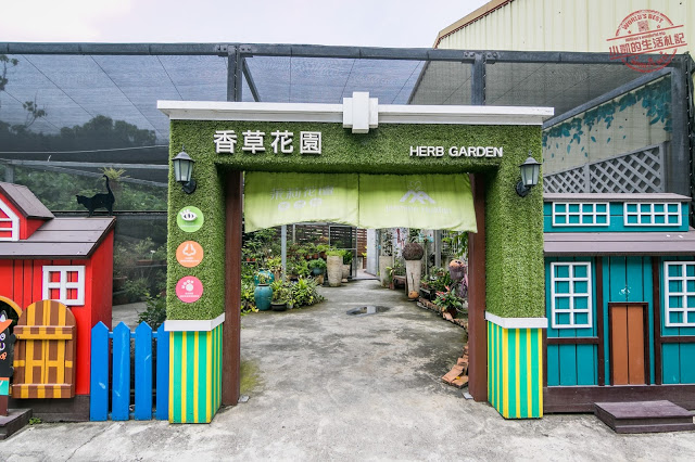 彰化一日遊 忠權3D立體狗狗彩繪牆 扇形車站 茉莉花壇夢像館 蛤蜊兵營