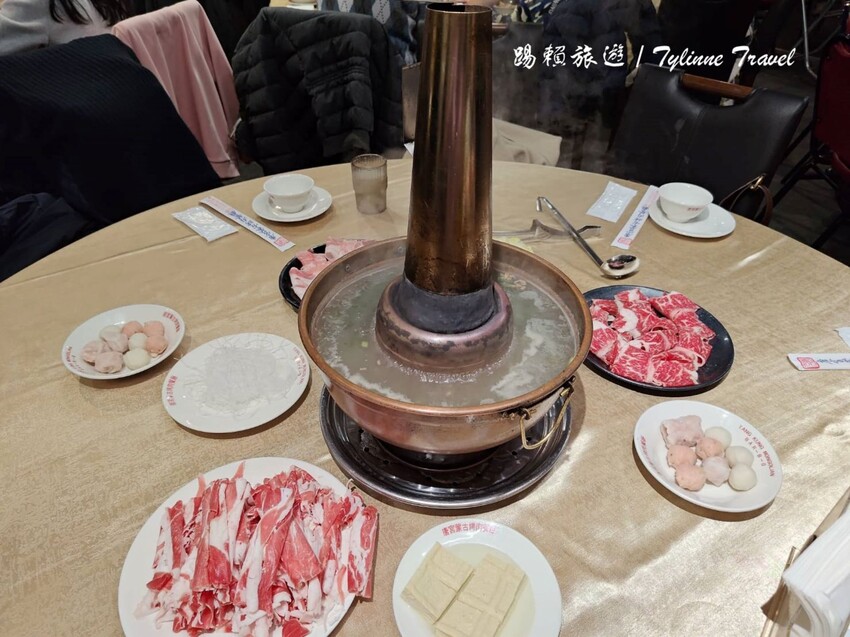 台北唐宮蒙古烤肉!行天宮捷運旁老字號吃到飽,酸菜白肉鍋必吃。