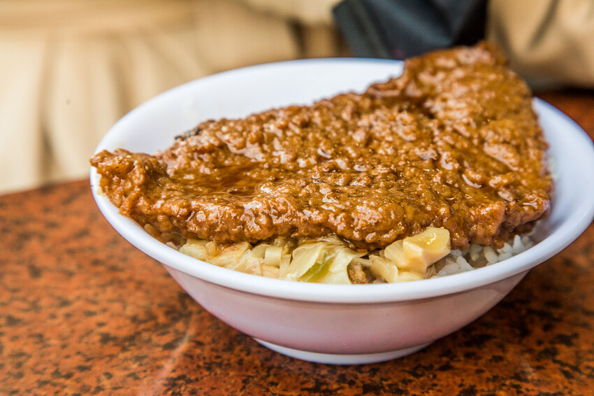 彰化縣鹿港鎮生炒五味|古早味辦桌菜這裡吃!料多生炒五味、軟嫩超大滷排骨飯