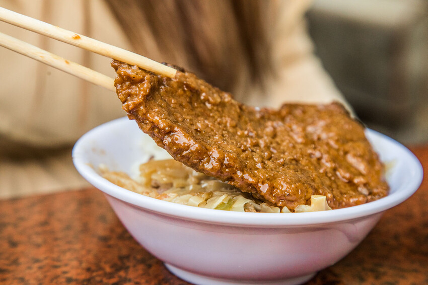 彰化縣鹿港鎮生炒五味|古早味辦桌菜這裡吃!料多生炒五味、軟嫩超大滷排骨飯