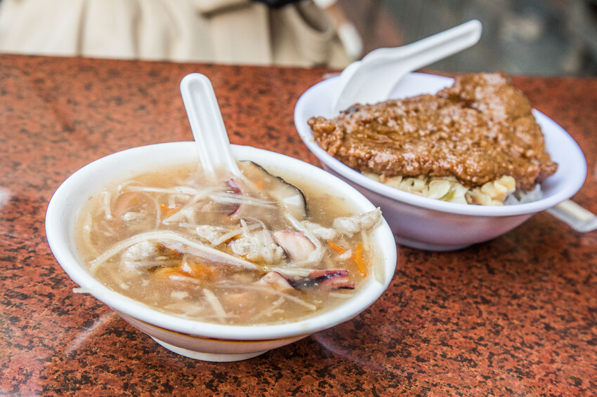 彰化縣鹿港鎮生炒五味|古早味辦桌菜這裡吃!料多生炒五味、軟嫩超大滷排骨飯