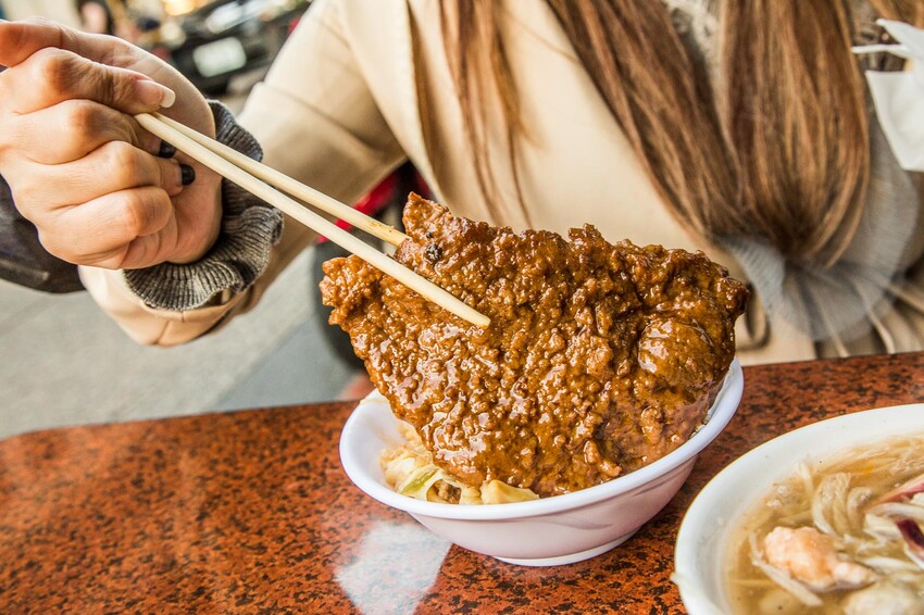 彰化縣鹿港鎮生炒五味|古早味辦桌菜這裡吃!料多生炒五味、軟嫩超大滷排骨飯