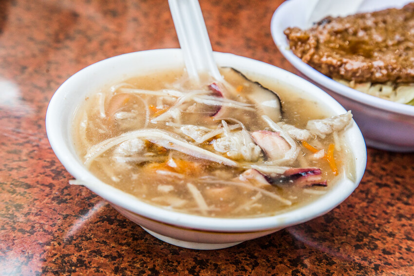 彰化縣鹿港鎮生炒五味|古早味辦桌菜這裡吃!料多生炒五味、軟嫩超大滷排骨飯