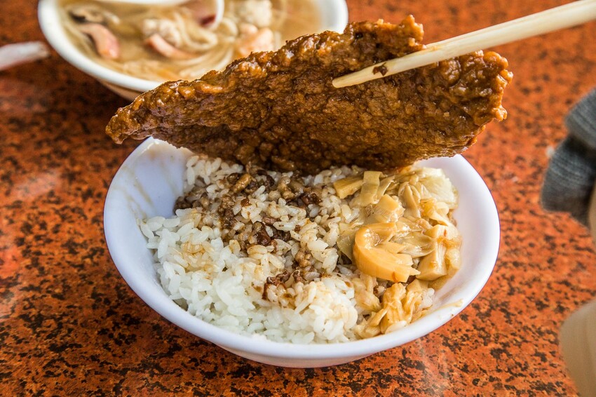 彰化縣鹿港鎮生炒五味|古早味辦桌菜這裡吃!料多生炒五味、軟嫩超大滷排骨飯