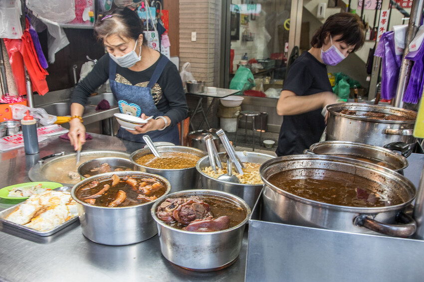 彰化縣鹿港鎮生炒五味|古早味辦桌菜這裡吃!料多生炒五味、軟嫩超大滷排骨飯