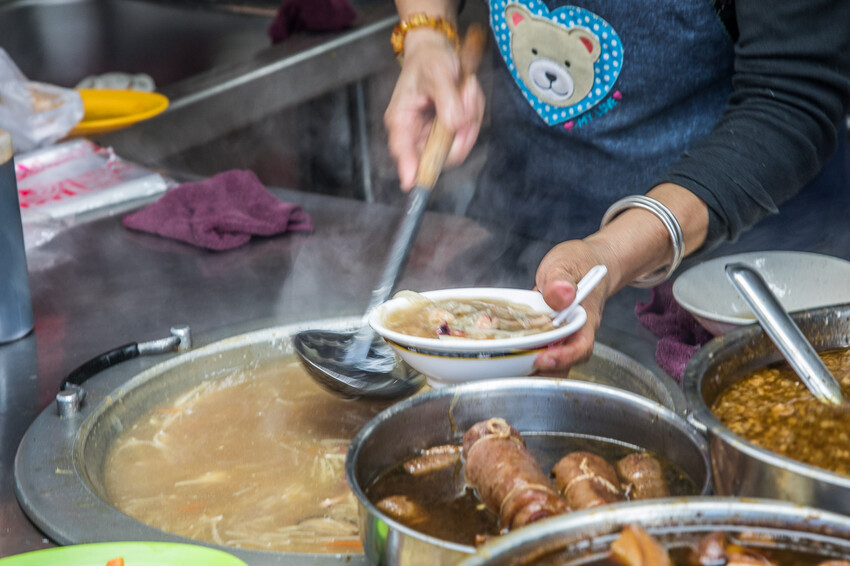 彰化縣鹿港鎮生炒五味|古早味辦桌菜這裡吃!料多生炒五味、軟嫩超大滷排骨飯