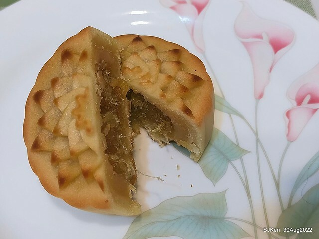 「微熱山丘中秋水果月餅禮盒」(Sunhills Mid-Autumn festival moon cakes with pineapple & apple stuffing cake store), Taipei, Taiwan, SJKen, Aug 30, 2022.