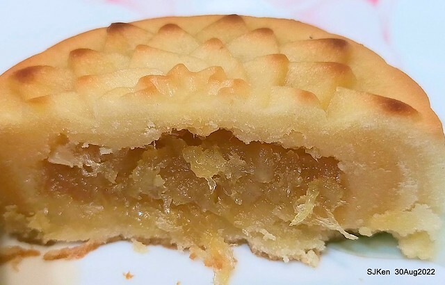 「微熱山丘中秋水果月餅禮盒」(Sunhills Mid-Autumn festival moon cakes with pineapple & apple stuffing cake store), Taipei, Taiwan, SJKen, Aug 30, 2022.