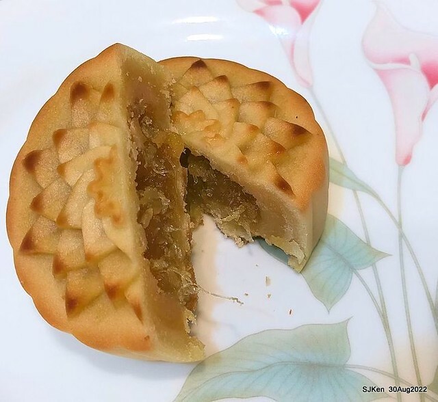 「微熱山丘中秋水果月餅禮盒」(Sunhills Mid-Autumn festival moon cakes with pineapple & apple stuffing cake store), Taipei, Taiwan, SJKen, Aug 30, 2022.
