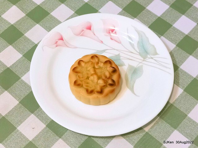 「微熱山丘中秋水果月餅禮盒」(Sunhills Mid-Autumn festival moon cakes with pineapple & apple stuffing cake store), Taipei, Taiwan, SJKen, Aug 30, 2022.