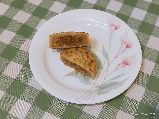 「微熱山丘中秋水果月餅禮盒」(Sunhills Mid-Autumn festival moon cakes with pineapple & apple stuffing cake store), Taipei, Taiwan, SJKen, Aug 30, 2022.