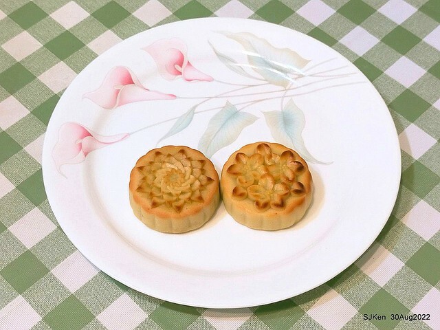 「微熱山丘中秋水果月餅禮盒」(Sunhills Mid-Autumn festival moon cakes with pineapple & apple stuffing cake store), Taipei, Taiwan, SJKen, Aug 30, 2022.