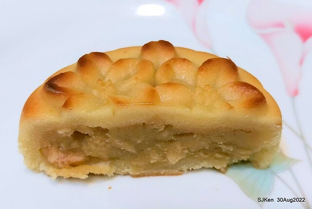 「微熱山丘中秋水果月餅禮盒」(Sunhills Mid-Autumn festival moon cakes with pineapple & apple stuffing cake store), Taipei, Taiwan, SJKen, Aug 30, 2022.