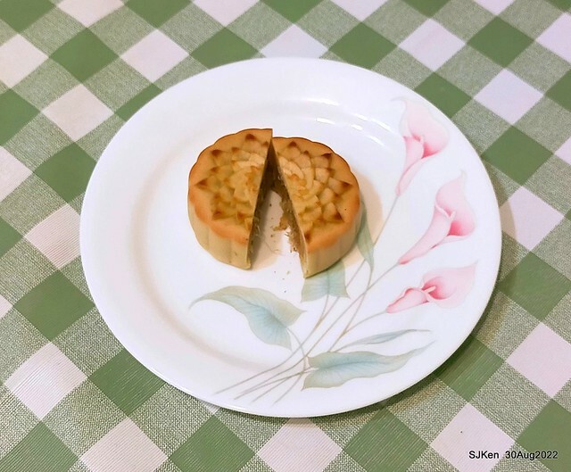 「微熱山丘中秋水果月餅禮盒」(Sunhills Mid-Autumn festival moon cakes with pineapple & apple stuffing cake store), Taipei, Taiwan, SJKen, Aug 30, 2022.