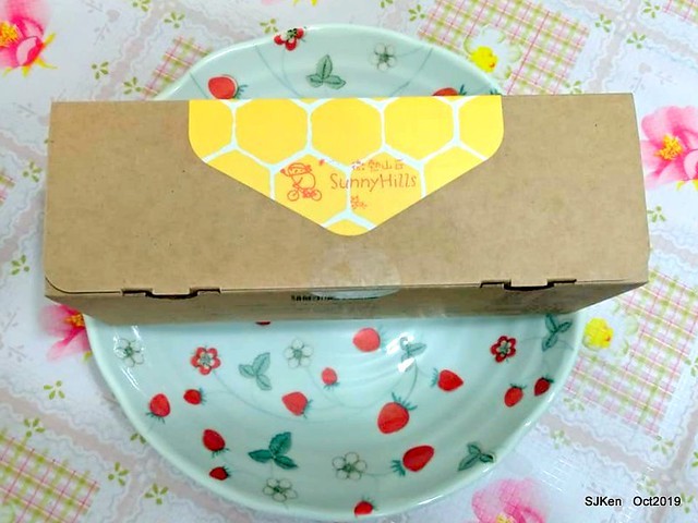 The pineapple cake at SunnyHill Taipei store, SJKen, Oct 18, 20192019.10.18                     微熱山丘台北民生公園店鳳梨酥與蜜豐糖脆蛋糕