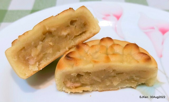 「微熱山丘中秋水果月餅禮盒」(Sunhills Mid-Autumn festival moon cakes with pineapple & apple stuffing cake store), Taipei, Taiwan, SJKen, Aug 30, 2022.