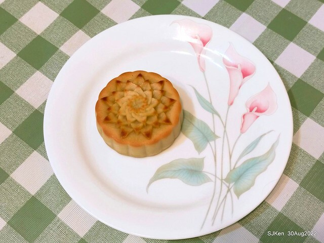 「微熱山丘中秋水果月餅禮盒」(Sunhills Mid-Autumn festival moon cakes with pineapple & apple stuffing cake store), Taipei, Taiwan, SJKen, Aug 30, 2022.