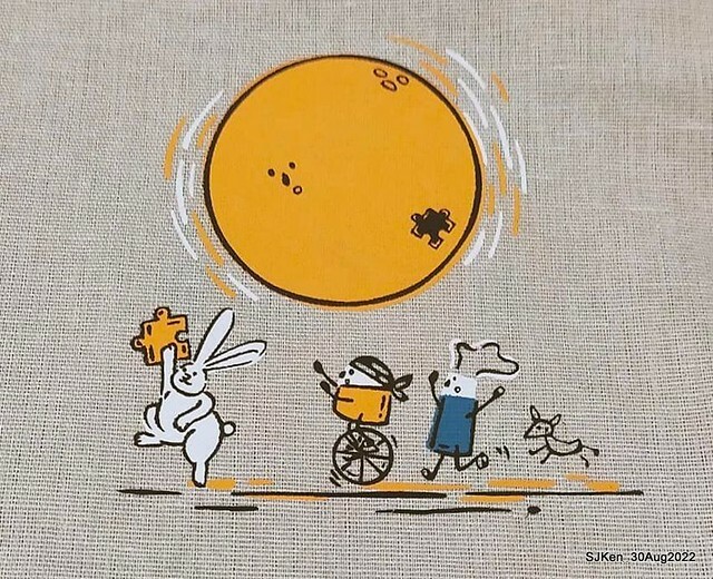 「微熱山丘中秋水果月餅禮盒」(Sunhills Mid-Autumn festival moon cakes with pineapple & apple stuffing cake store), Taipei, Taiwan, SJKen, Aug 30, 2022.