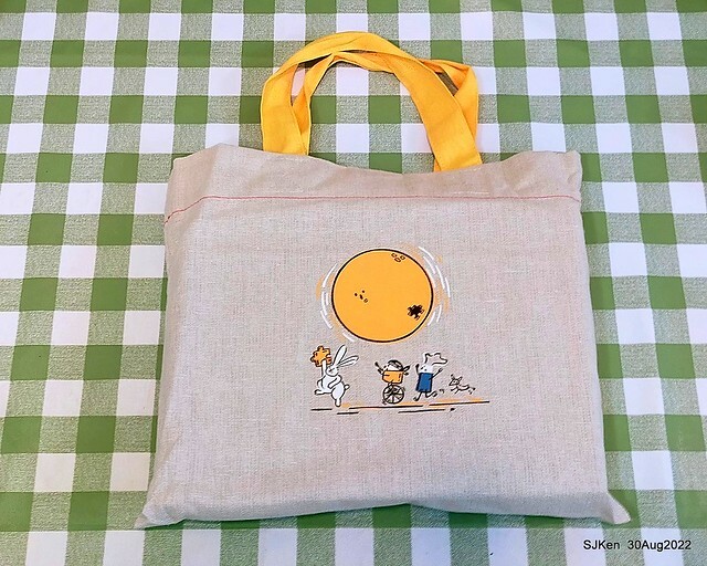 「微熱山丘中秋水果月餅禮盒」(Sunhills Mid-Autumn festival moon cakes with pineapple & apple stuffing cake store), Taipei, Taiwan, SJKen, Aug 30, 2022.