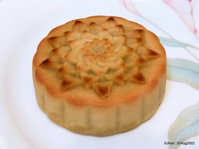 「微熱山丘中秋水果月餅禮盒」(Sunhills Mid-Autumn festival moon cakes with pineapple & apple stuffing cake store), Taipei, Taiwan, SJKen, Aug 30, 2022.